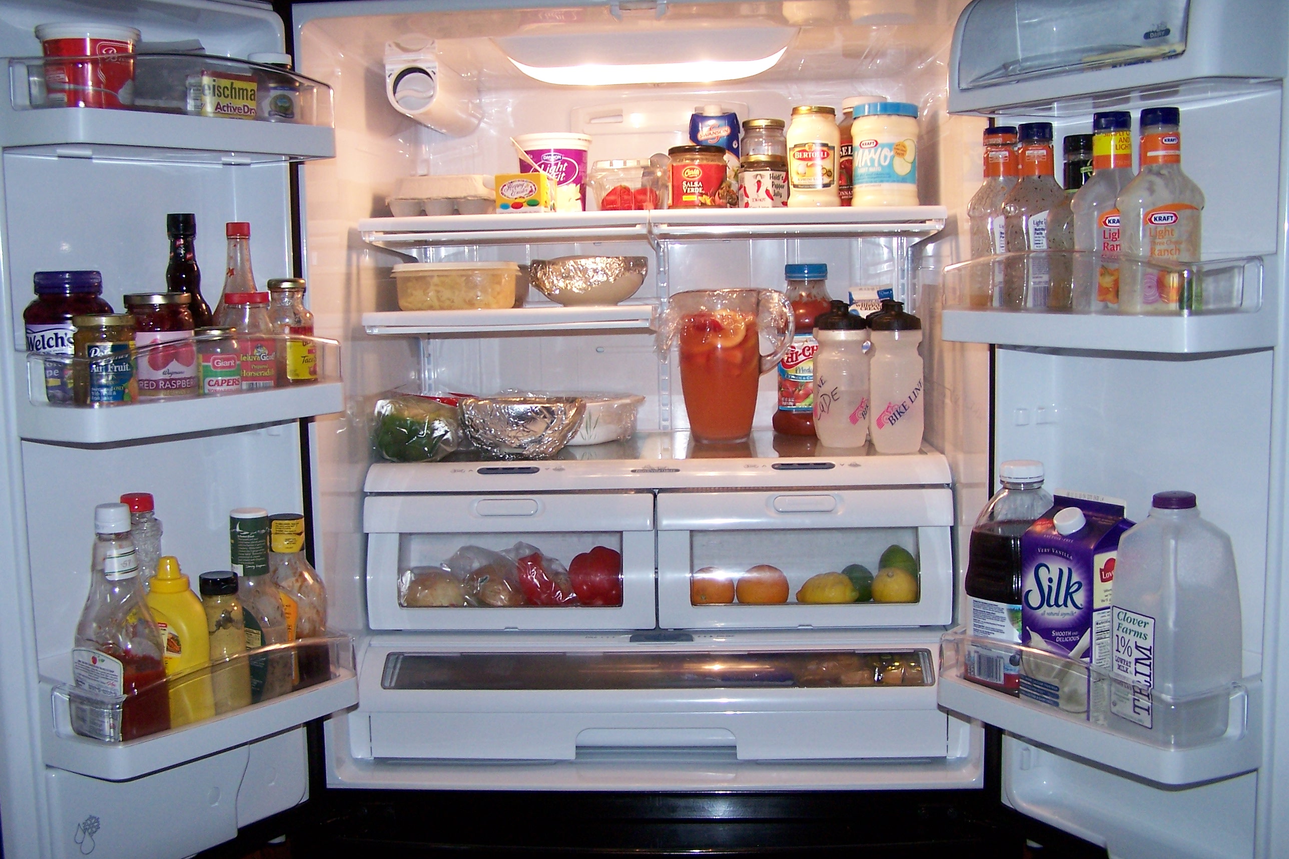 Холодильник внутри с едой